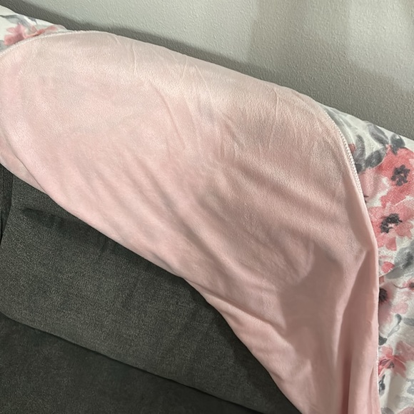 Baby girl  blanket  used once in great condition - Picture 3 of 3
